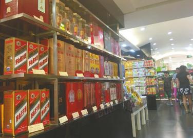 顾客在选购酒类产品。