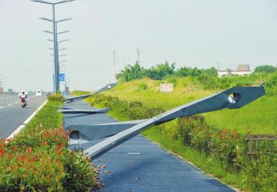 15日,天府新区新兴镇车城大道,被大风吹倒的路灯躺在路边。