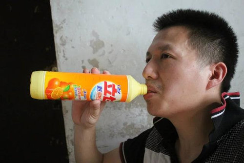 男子怪病喝洗洁精