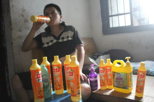 男子怪病喝洗洁精