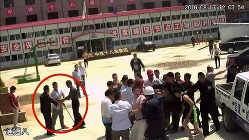 昆明城管执法遭遇瓮中捉鳖 20多人混战_新浪四