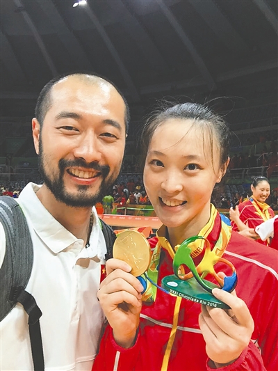 吴晓雷与女排队长惠若琪合影 受访者供图