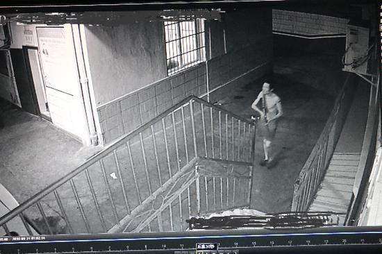 持枪男子闯入派出所