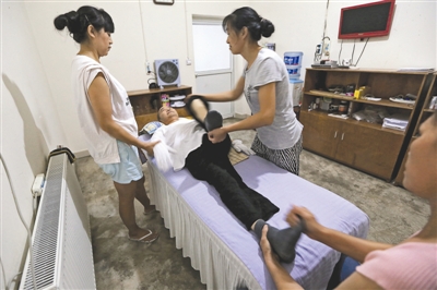 每天定时4次,护理人员为渐冻人王树良做理疗