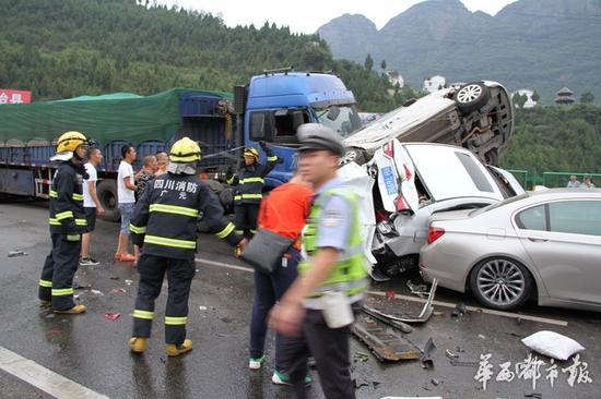 绵广高速广元段发生7车追尾