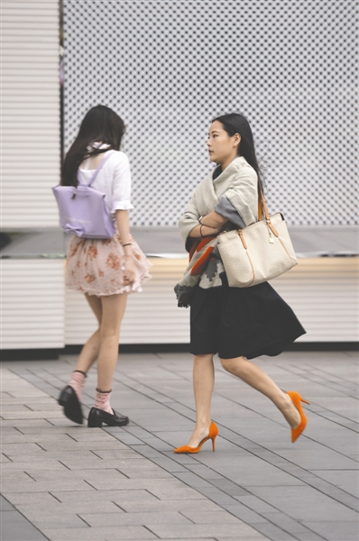 29日,红星路三段,凉飕飕的冷风吹得女子裹起了披肩。