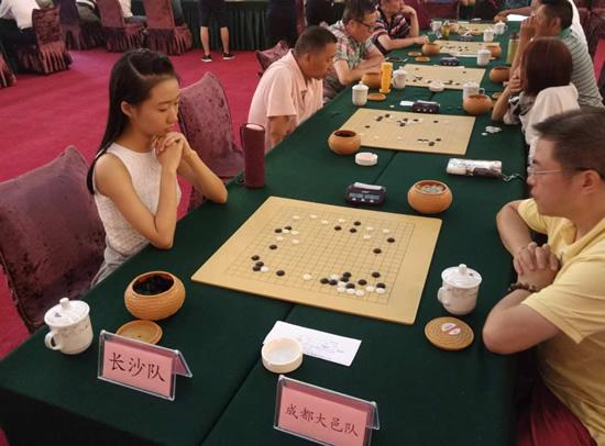棋圣聂卫平现身成都 称人不能战胜阿尔法狗