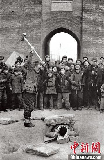 《中国》街头卖艺,北京,1957年。(图片出自《马克·吕布 东方印象》 授权作品 请勿转载)