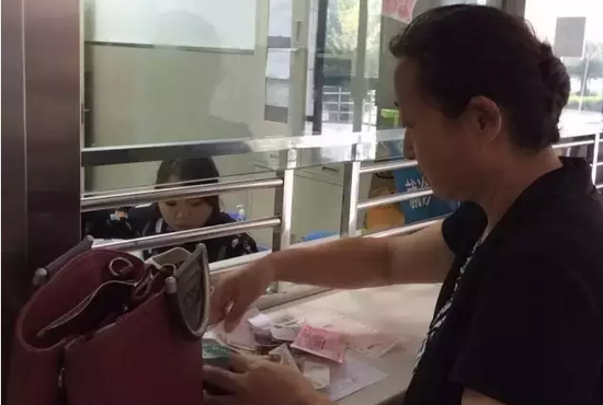 罗丽主任垫付医药费
