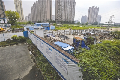 导致“断头路”的待建地块 摄影记者 王勤