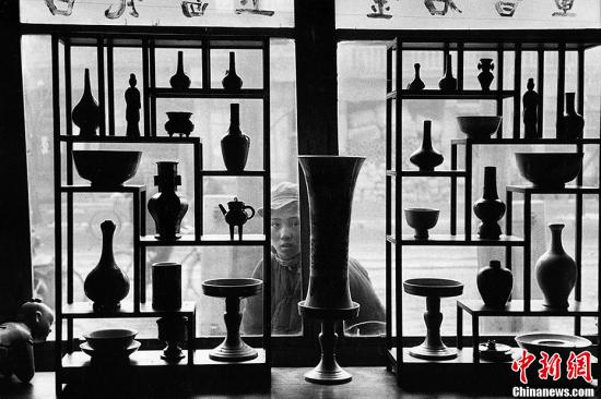 《中国》古玩店,北京,1957年。(图片出自《马克·吕布 东方印象》 授权作品 请勿转载)