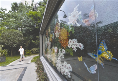 2016年8月20日,成都市人民公园的浮雕漆画“百菊图”
