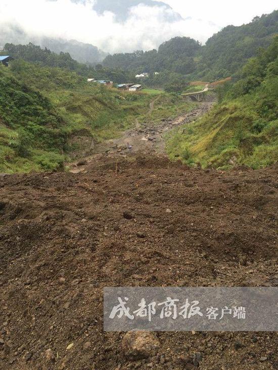 北川陈家坝山体塌方