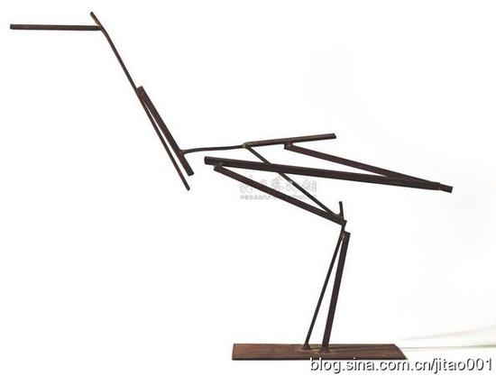 2011年香港佳士得春拍钢雕《鹤》,单件,9.5×56×44.5厘米,22.5万港元成交
