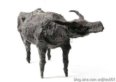 2009年香港佳士得春拍铜雕《直立牛》,作品3/8,26×44×21厘米,18.75万港元成交