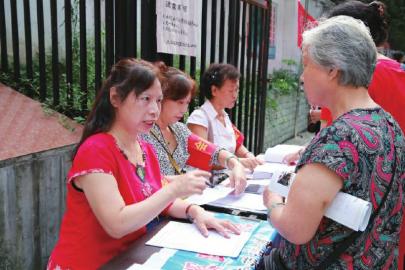 社区教育学校教师正在解答居民疑问。