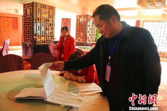 图为平昌县纪检监察人员在监督检查“学酒宴” 平纪供图 摄