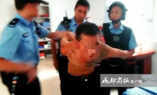 男子被巡警制服