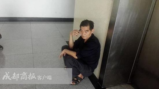 9月10日,父亲赵德成坐在医院的大厅里,他说不敢躺下休息,怕一躺下就起不来。