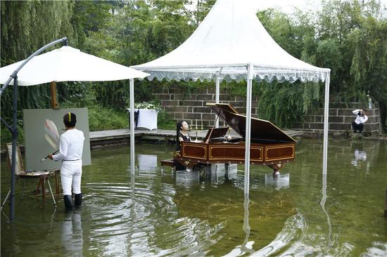 赵半狄在水中写生以及远处弹钢琴的少女