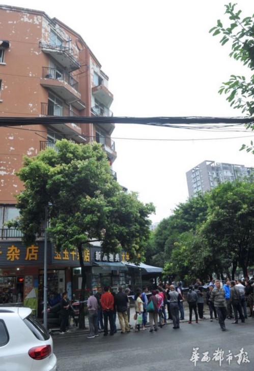 成都净居寺路一楼房外地面突然塌陷
