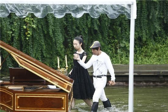 赵半狄手扶弹钢琴的少女