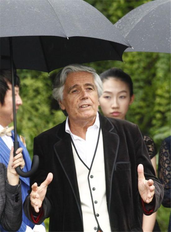 法国艺术评论家亨瑞 ·皮埃尔（ Henry ）