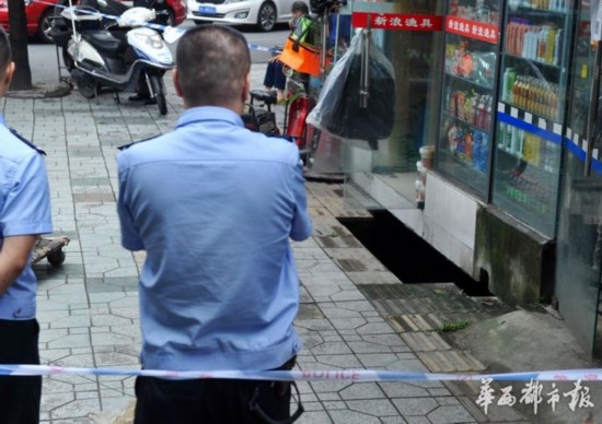 成都净居寺路一楼房外地面突然塌陷