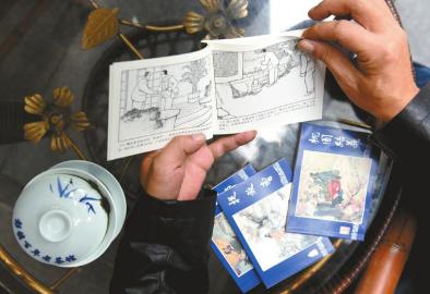 一本小儿书,一杯盖碗茶是老刘的最爱。