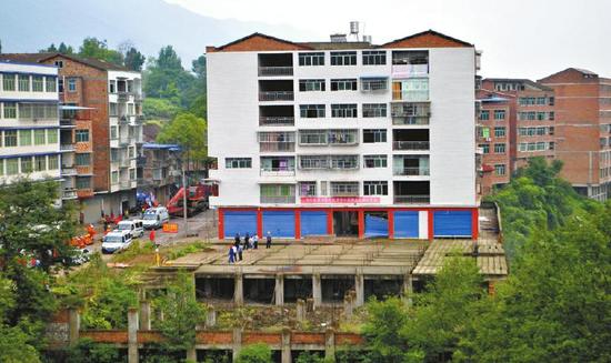 坍塌部位位于事故楼房背后