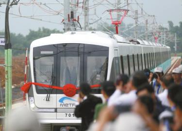 “成都造”地铁7号线列车在中车成都公司新都厂区下线。