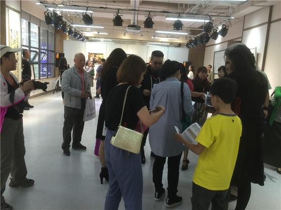 战旗飞舞首届公益名家画展开幕式现场