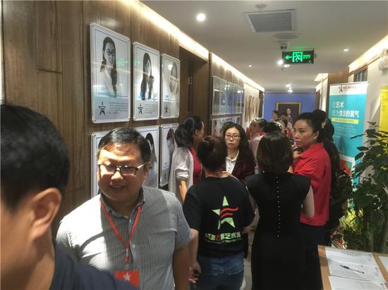 战旗飞舞首届公益名家画展现场