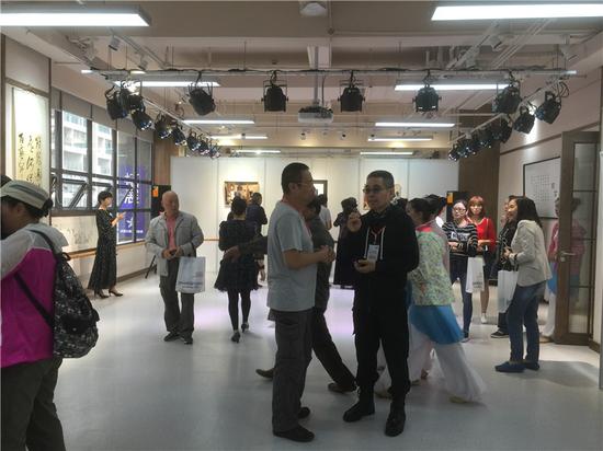 战旗飞舞首届公益名家画展现场