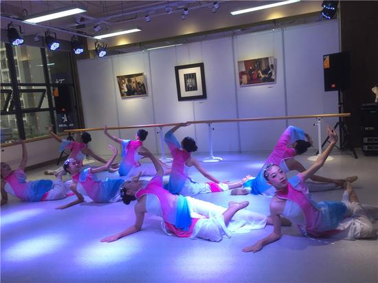 开幕式现场，战旗飞舞学员的表演。