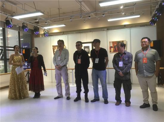 战旗飞舞首届公益名家画展开幕式嘉宾合影