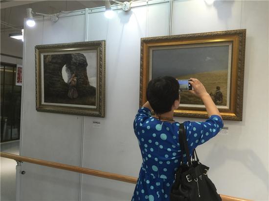 战旗飞舞首届公益名家画展现场