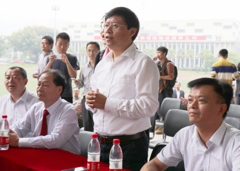 实外西区校长肖明华欢迎球星的到来