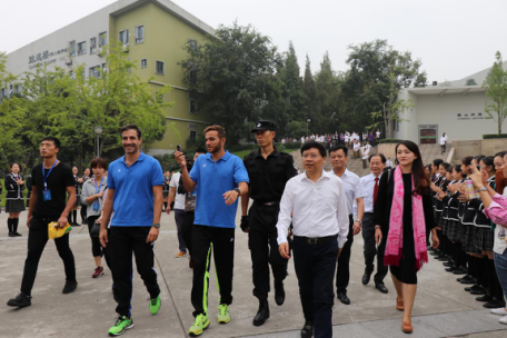 肖校长与球星一起步入球场