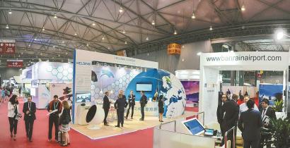 9月25日,来自不同国家航空企业的参会嘉宾在展馆内交流。 本版图片均由 本报记者 田为 何海洋 摄
