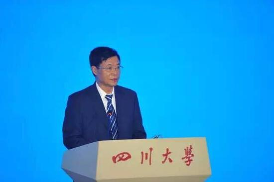 (会议由四川大学党委书记杨泉明主持)