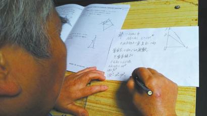 9月25日,72岁的杨素莲在家中自学数学题,晚上倩倩回家后,她要给孙女补课。