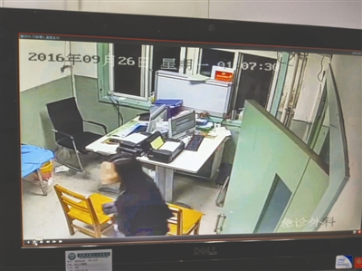懷抱貓（圈內(nèi)）的女子出現(xiàn)在急診科