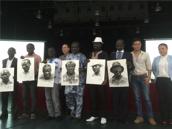 成都市文化艺术学校教授刘庸在现场向非洲画家赠送肖像