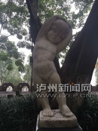 滨江路小男孩石像“受伤” 下体被人恶意掰断