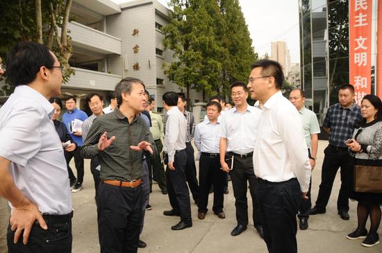 金牛区委书记刘玉泉到成都二十中视察改扩建工程推进情况