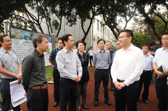 金牛区委书记刘玉泉到成都二十中视察改扩建工程推进情况