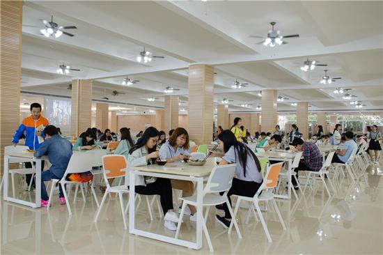 近日,四川大学锦江学院学生食堂华丽升级,化身吃货们的梦幻天堂。学生直呼食堂太美,吃饭要考虑穿着! 四川大学锦江学院学生食堂包含小炒区、风味菜品区、面包区、水果区、休闲区等多个功能区域。15个全国风味菜品窗口,让师生在学校就能用舌尖游览中国。食堂用餐环境一流,中央空调、WiFi齐备,温馨舒适的卡座、软座更是师生交流的首选。 明厨亮灶设计是四川大学锦江学院学生食堂的一大亮点。师生在窗口外就能看见后厨情况和菜品制作过程,这对后厨的清洁卫生提出了极高要求。五星级酒店餐厅标准配备的专业后厨设备,更是为