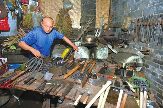 三代铁匠白天打铁晚上敲更_新浪四川_新浪网