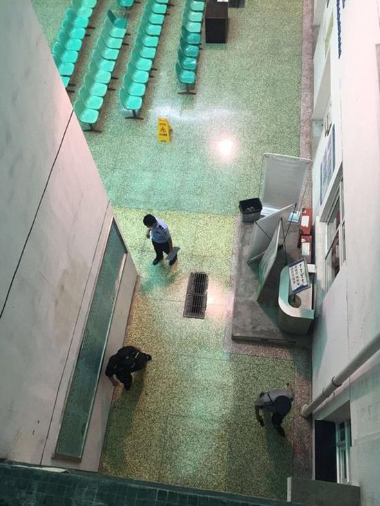 警方在医院老人坠楼位置勘查